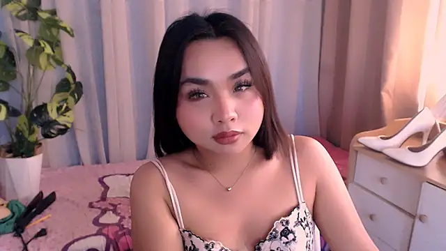 hoellygia - Hoellygia's free webcam - UK Sex Cams