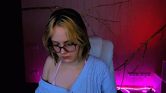 madeline_doll webcam