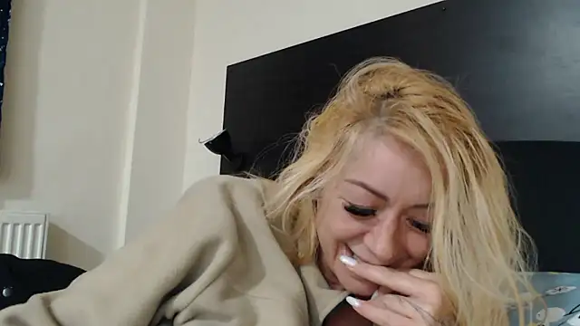 _karolynesyera_ - _karolynesyera_'s free webcam - UK Sex Cams