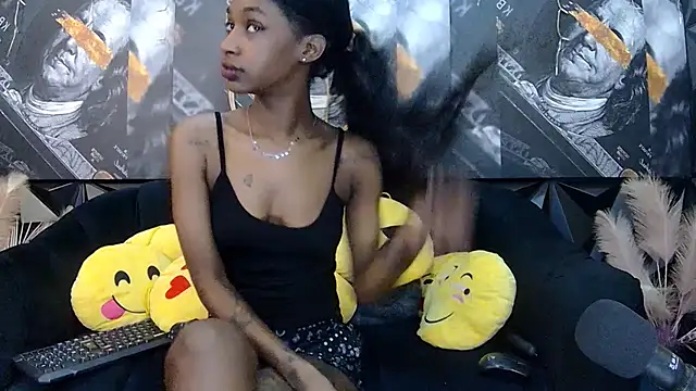 Lilmisbaddyxxx webcam