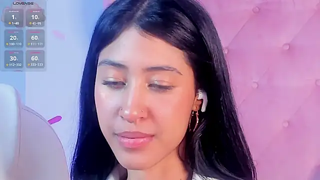 internett_sweetheart (F young) - boobs closeup + oil