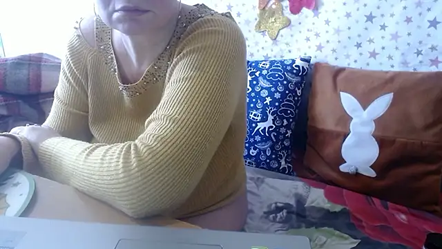 queenlana (F milf) - Topless..