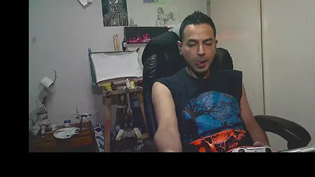 YoungStallionXL live sex cam