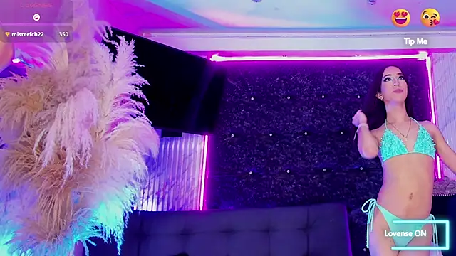 Queens_Wonders_Blonders webcam