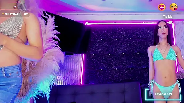 Queens_Wonders_Blonders webcam