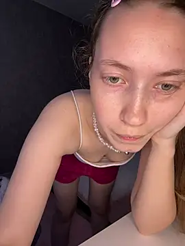 Webcam Model (Holy_Poly) is live