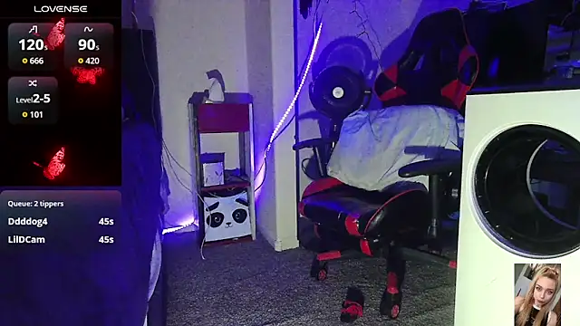 Blondiewithanass webcam