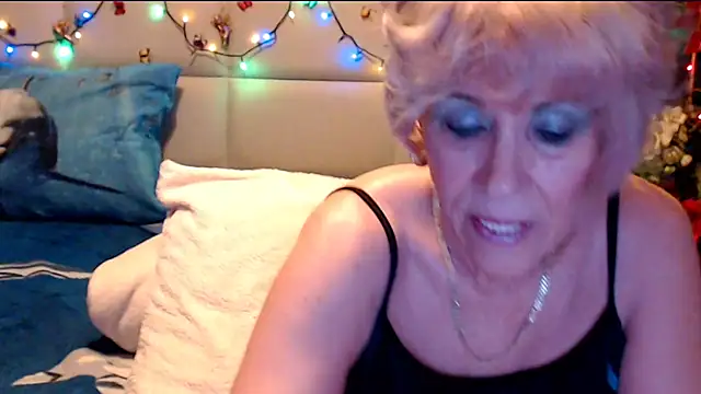 HappyWomanOn webcam