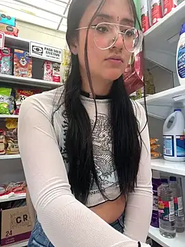 Webcam Model (StrawberryPink_) is live