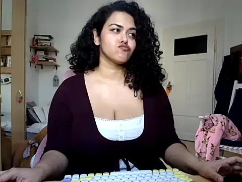 Curvydesifromgermany webcam