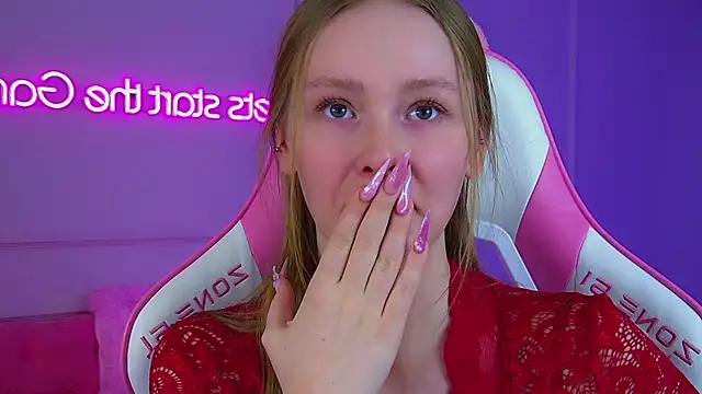 agatafoxley (F teen) - playing with my curves