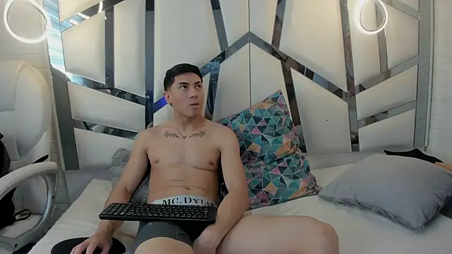 ScarlettAndLucas webcam