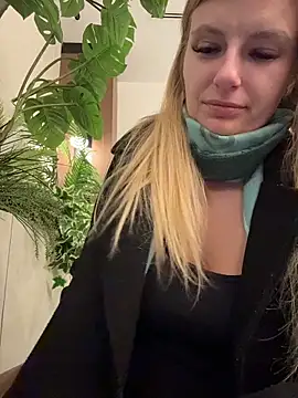 Webcam Model (Betsy) is live