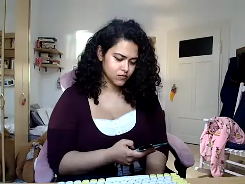 Curvydesifromgermany webcam