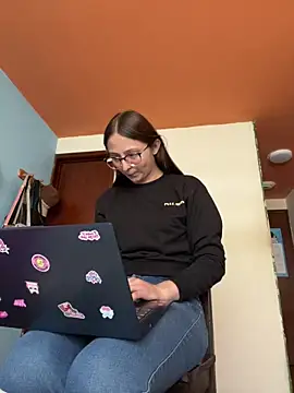 Webcam Model (Aria__Rousse03) is live