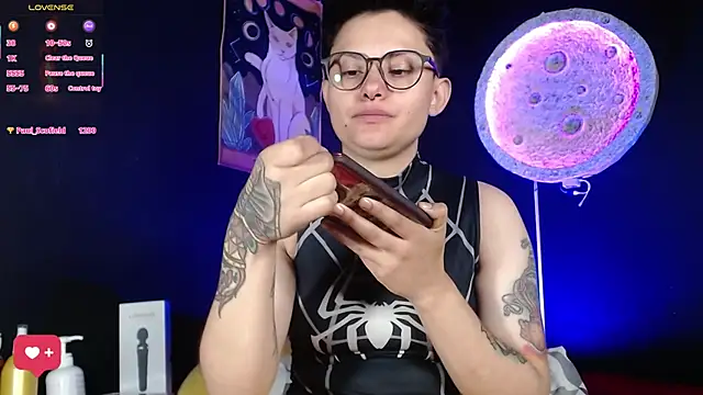 girl_intense444 webcam