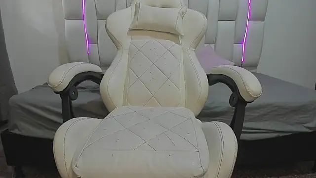 mask_red_girl webcam