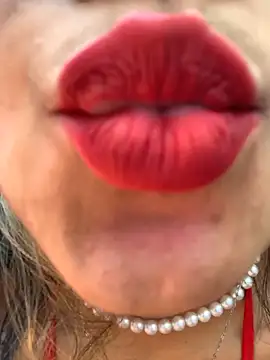 Webcam Model (KittySari)  is live.Free join now!