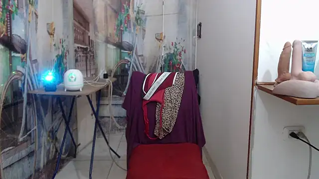 curly_greeneyed webcam