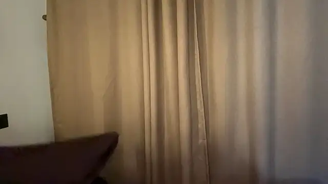 Ur_neighbor_Kira webcam