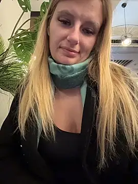 betsy (F young) - Show pussy at public