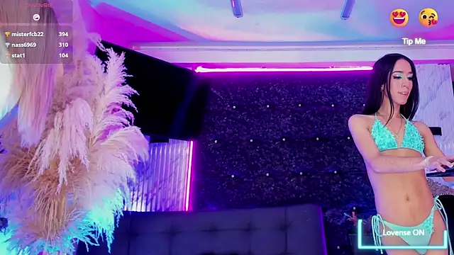 Queens_Wonders_Blonders's room