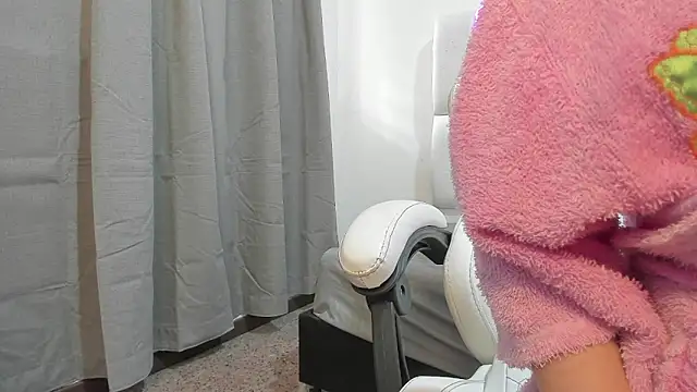 mask_red_girl webcam