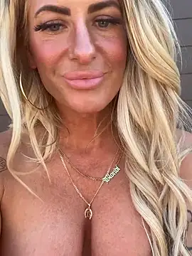 blondiluvsanal webcam