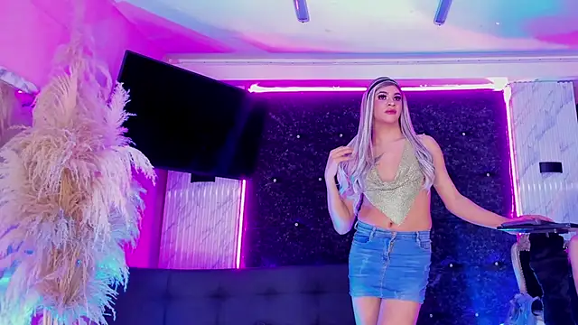 Queens_Wonders_Blonders webcam