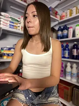 Webcam Model (PrettyAmber)  is live.Free join now!