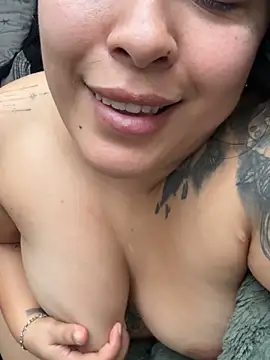 latina_curvy22 webcam