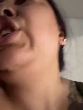 latina_curvy22 webcam