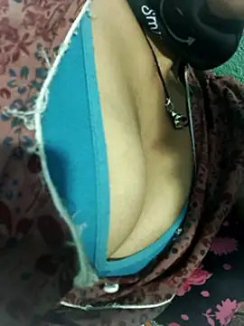 posewith live sex cam