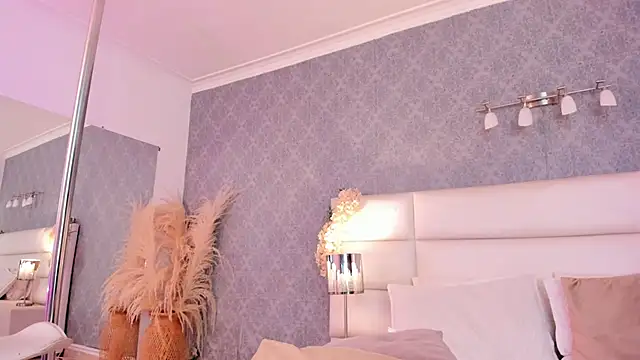 celeste_amber (F young) - Buttplug & pussy play