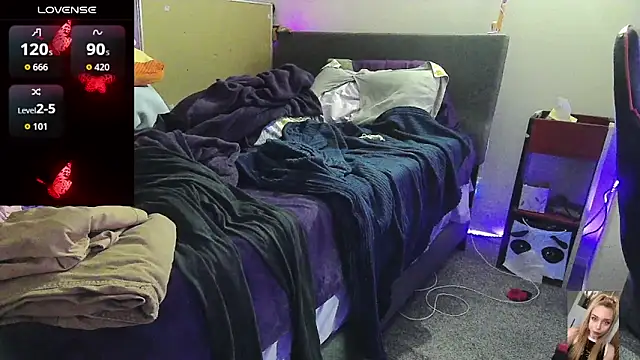 Blondiewithanass webcam