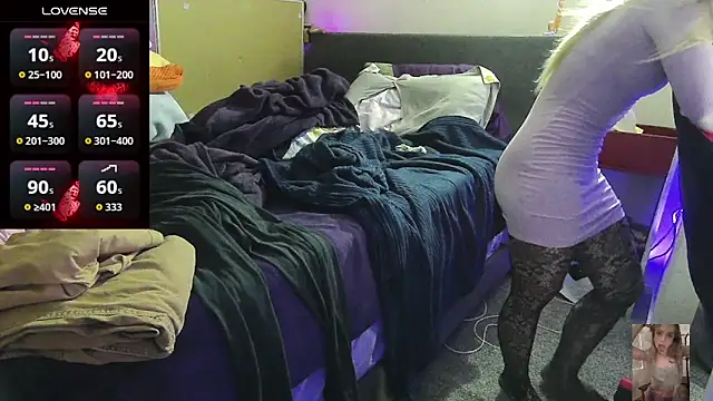 Blondiewithanass webcam