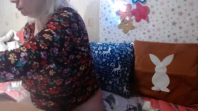 queenlana (F milf) - Topless..