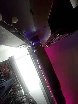 Hotredheadandtoungelasher webcam