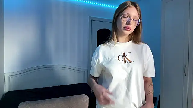 stefifany (F teen) - Close up lick yummy fingers