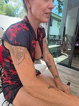 mommyselenafit_ (F mature) - GOAL winner gets a wet pussy vid