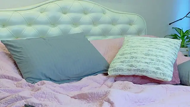 ladysweetwife (F milf) - Put inside 2 fingers and suck them