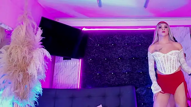 Queens_Wonders_Blonders webcam