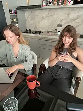 Nura_n_Sarah webcam