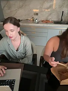 Nura_n_Sarah webcam