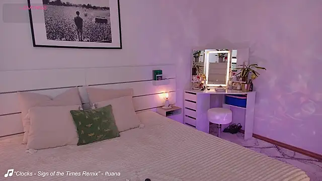 chillwithella webcam