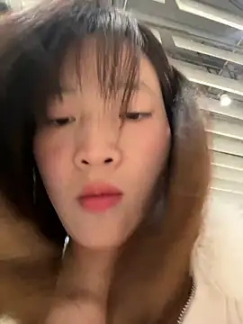 美女littleqiu在线直播
