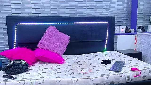 SeraphynLuxora webcam