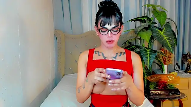 MochaliciousTransOnTop webcam