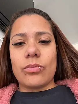 pretty__milf - Pretty__Milf's free webcam - UK Sex Cams