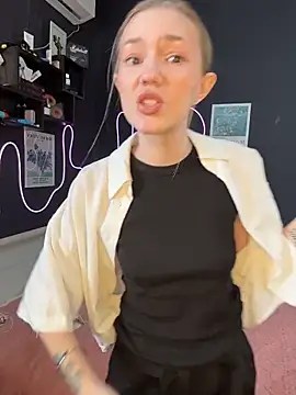 Webcam Model (MilaMoone)  is live.Free join now!